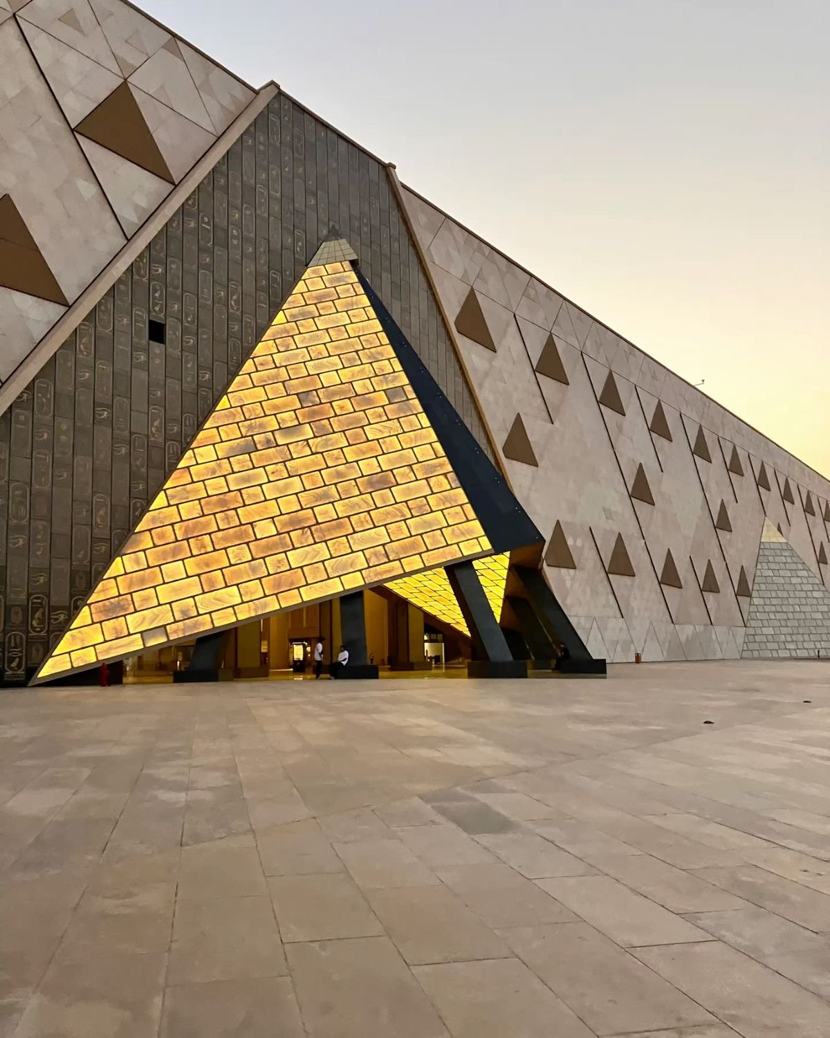 Egyptologist guide offering deep cultural understanding during a museum tour in Cairo.//
